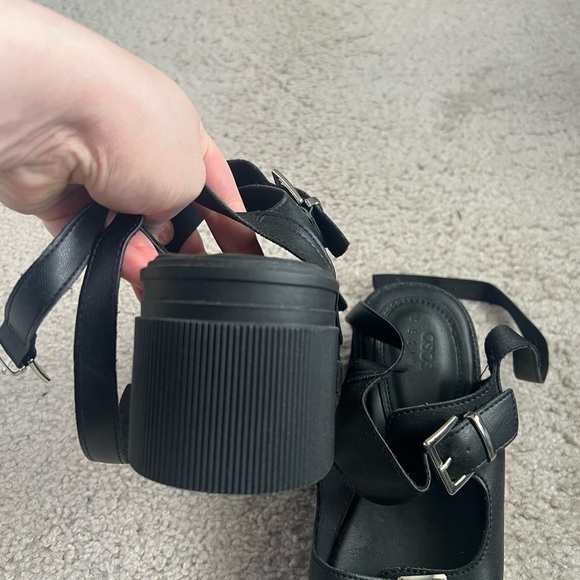 ASOS DESIGN Chunky Mid Heel Sandals in Black - Picture 6 of 8